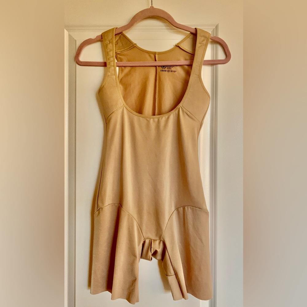 LN IZOD BODY SHAPER. NO UNDERWIRE. WORKS TO GIVE YOUR BODY THAT SMOOTH SHAPE.